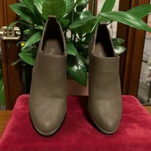 Xappeal “Natalie” Light Brown Ankle Booties Size 7.5
